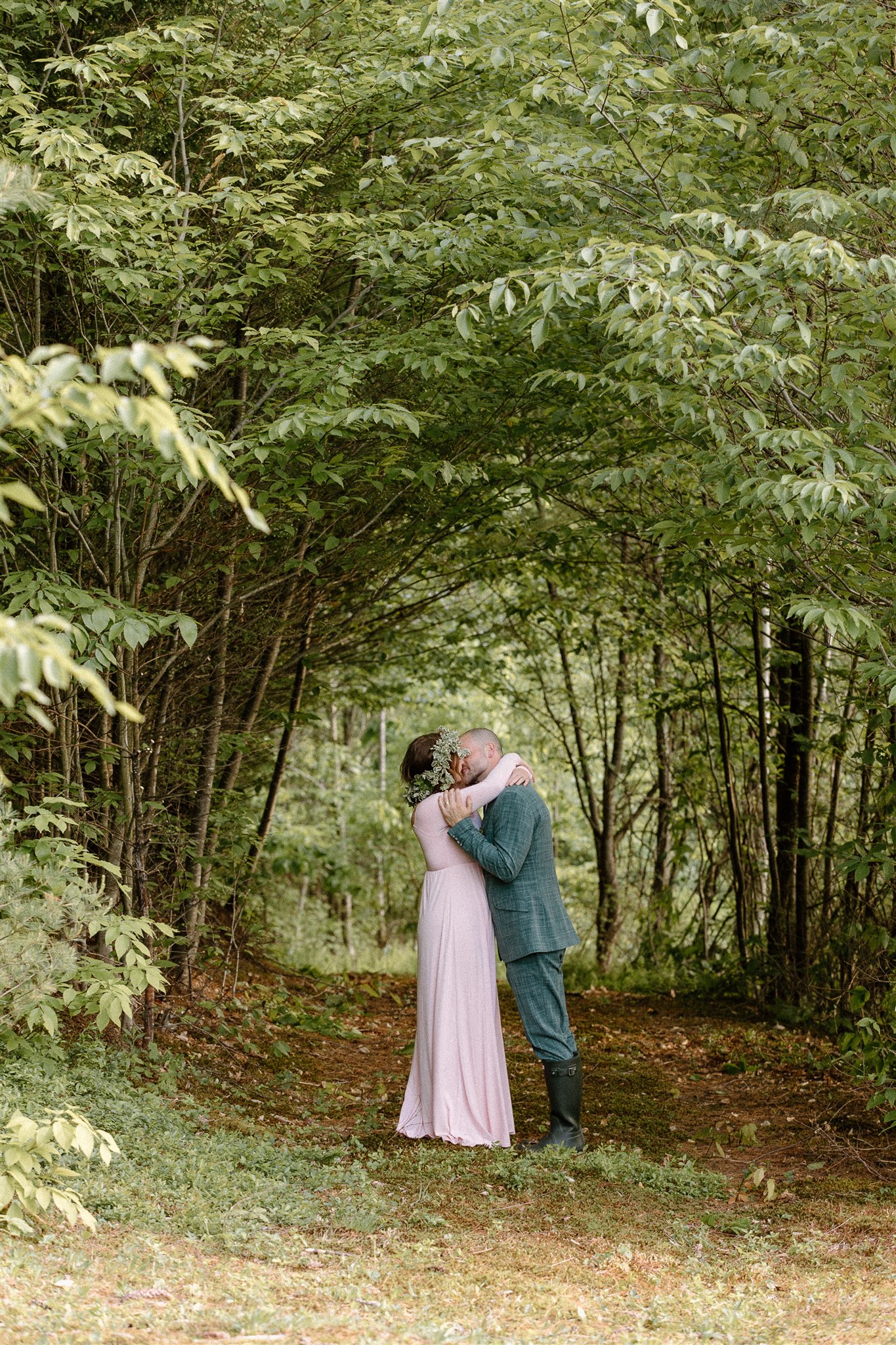 Kiss under the tree canopy
